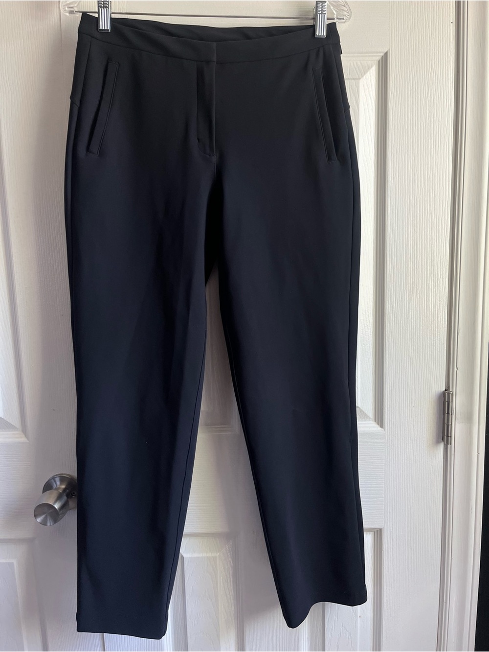 Lululemon Women’s Navy On the Move Pants Size 6 **one hook-eye clasp is broken**